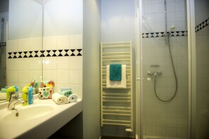 Chambre double, non-fumeur | Douche de la salle de bain