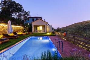 Outdoor pool, pool umbrellas, sun loungers - Physis Villas Chania (Chania)