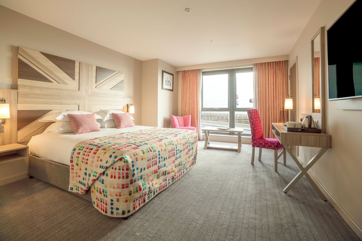 خزنة داخل الغرفة ومكتب ومساحة عمل للكمبيوتر المحمول وستائر تعتيم