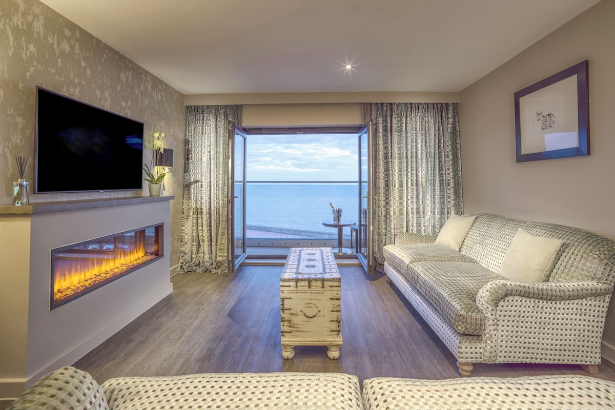 Suite, 1 kingsize bed, uitzicht op zee | Woonkamer | Een 55-inch flatscreentelevisie met digitale zenders en een televisie