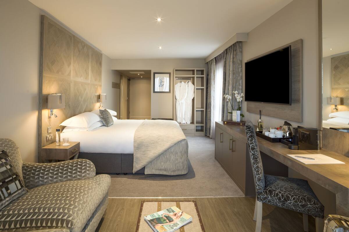 junior suite, 1 king bed, sea view | in-room safe, desk, laptop workspace, blackout curtains