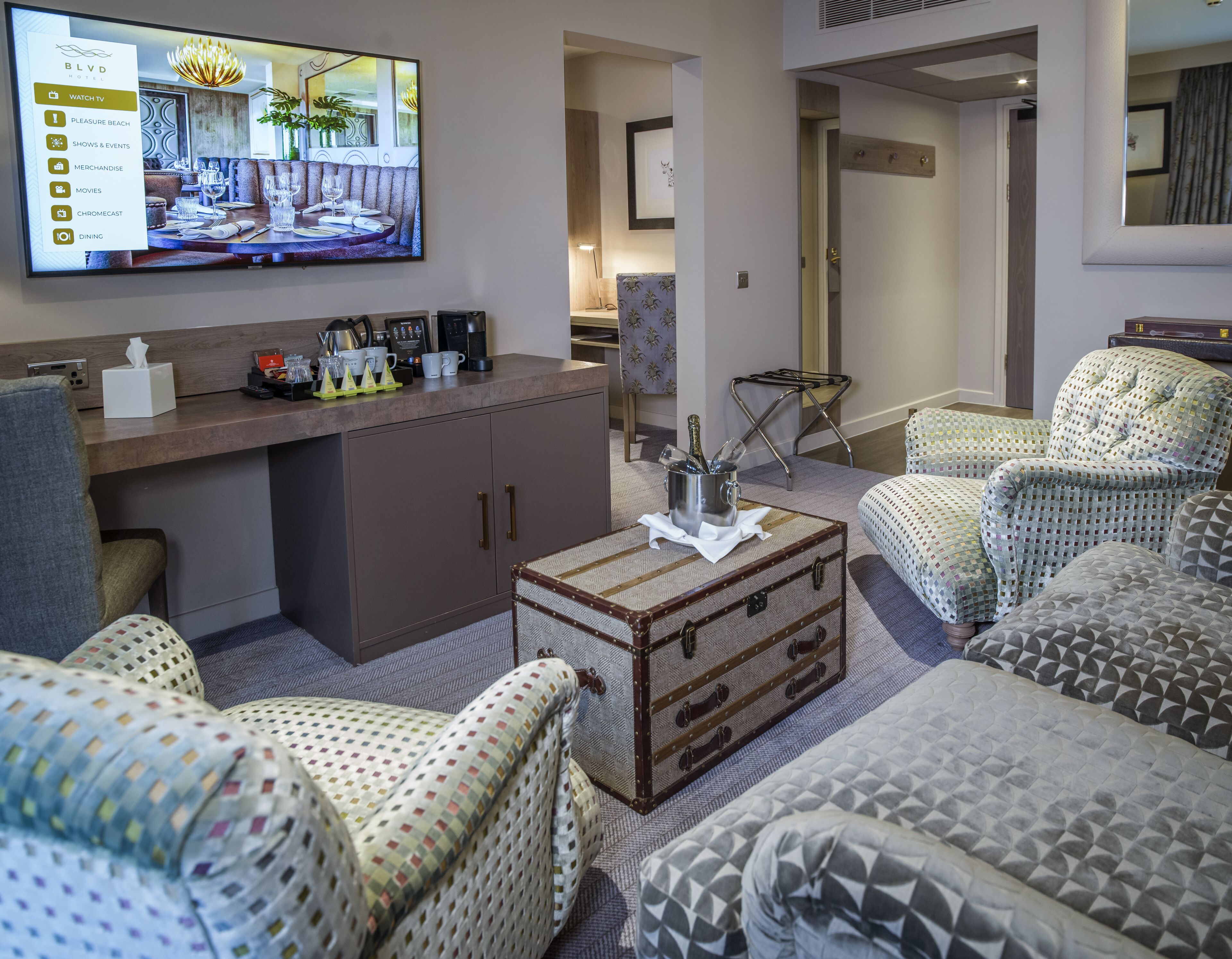 suite, 1 king bed, park view | living area | 55-inch flat-screen tv with digital channels, tv