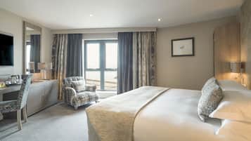 Suite Junior, 1 Tempat Tidur King, pemandangan laut | Brankas, meja kerja, ruang kerja ramah laptop, dan tirai kedap cahaya