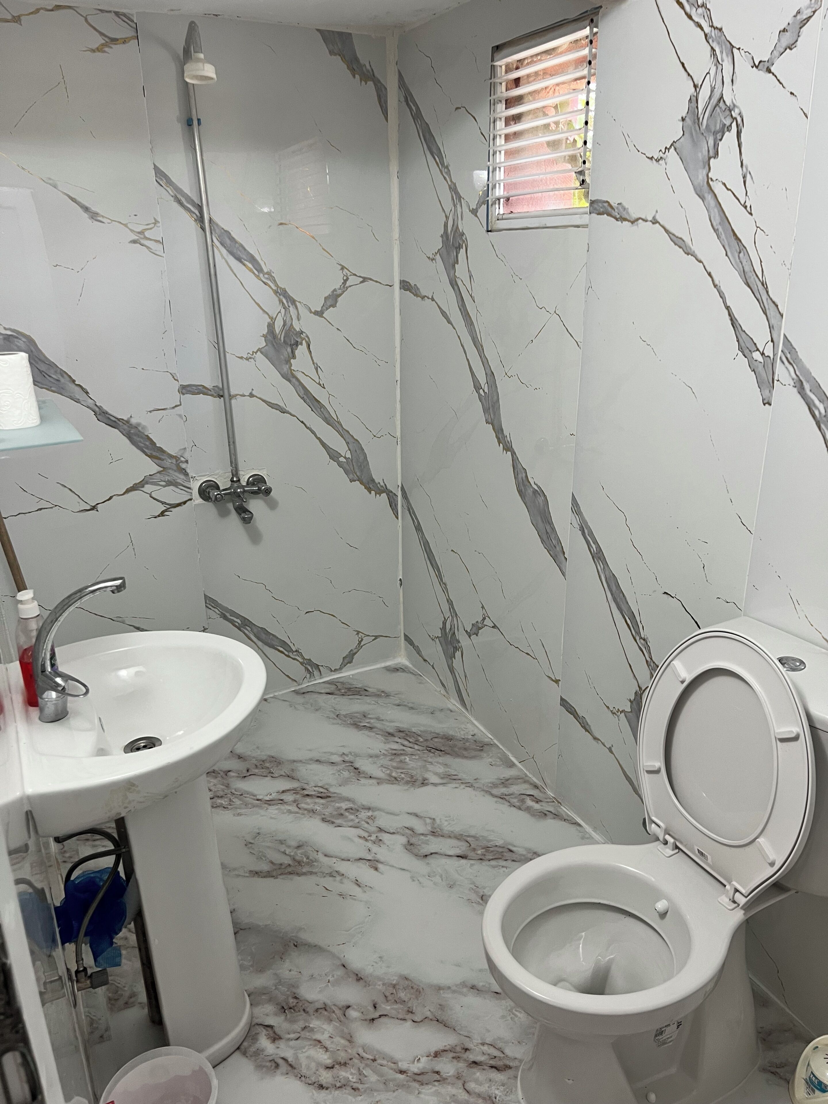 Dusche, kostenlose Toilettenartikel, Haartrockner, Hausschuhe