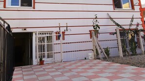 Un edificio con un letrero que dice "DURU OTEI".
