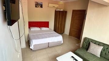 Design Üç Kişilik Oda | Kaliteli yatak takımı, masa, ücretsiz kablosuz İnternet, çarşaf takımı