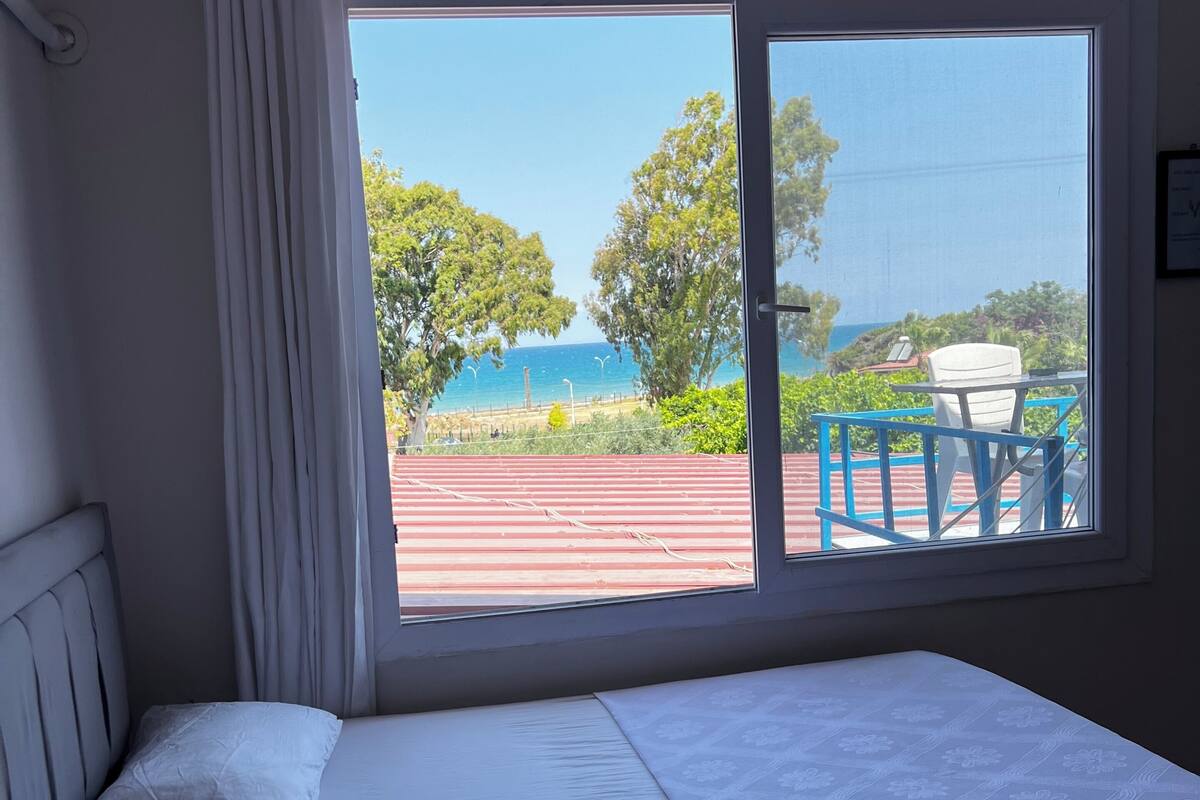 Romantic Double Room, 1 Queen Bed | Premium bedding, desk, soundproofing, WiFi (free)