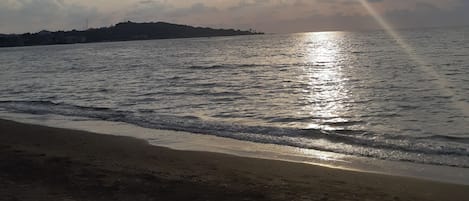 Spiaggia privata, navetta per la spiaggia, ombrelloni, teli da spiaggia