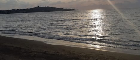 Een privéstrand, vervoer van/naar het strand, parasols, strandlakens