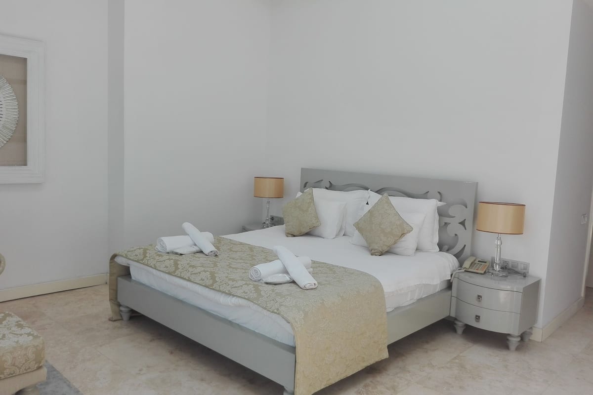 Deluxe tweepersoonskamer | Luxe beddengoed, een kluis op de kamer, individueel gedecoreerd