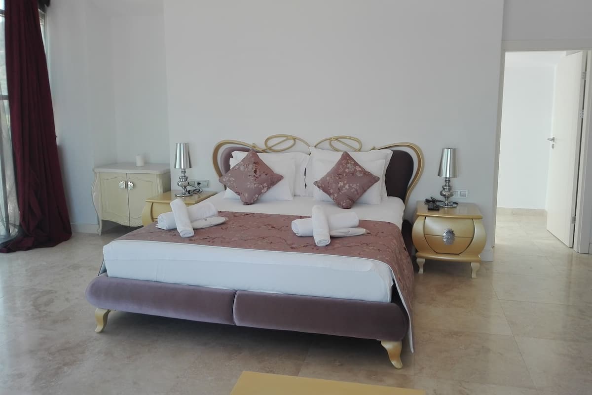 Signature tweepersoonskamer | Luxe beddengoed, een kluis op de kamer, individueel gedecoreerd