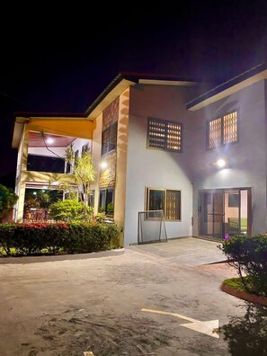 Vista frontal de la propiedad