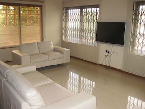 Comfort Double Room, 2 Double Beds, Mountain View | Lobby sitting area