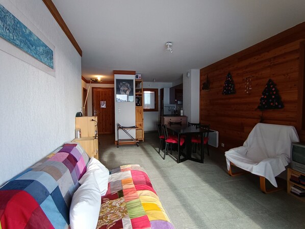 TV - Ski-in/ski-out apartment with large terrace, pet friendly, closed garage (Montgenèvre)