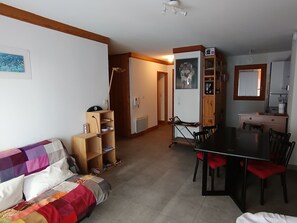 TV - Ski-in/ski-out apartment with large terrace, pet friendly, closed garage (Montgenèvre)