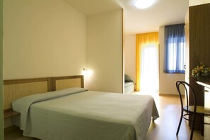 Firemannsrom – classic, parkutsikt | Skrivebord, blendingsgardiner og barnesenger