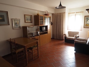 Classic Apartment, Garden View | In-room dining