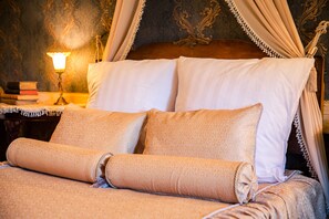 Habitación cuádruple Deluxe, 2 camas matrimoniales, para no fumadores | Decoración personalizada, muebles diferentes y escritorio 