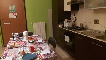 Appartamento Deluxe Mono Twin | Cucina privata | Frigorifero con congelatore, microonde, forno, piano cottura