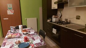 Appartamento Deluxe Mono Twin | Cuisine privée | Grand réfrigérateur, micro-ondes, four, plaque de cuisson