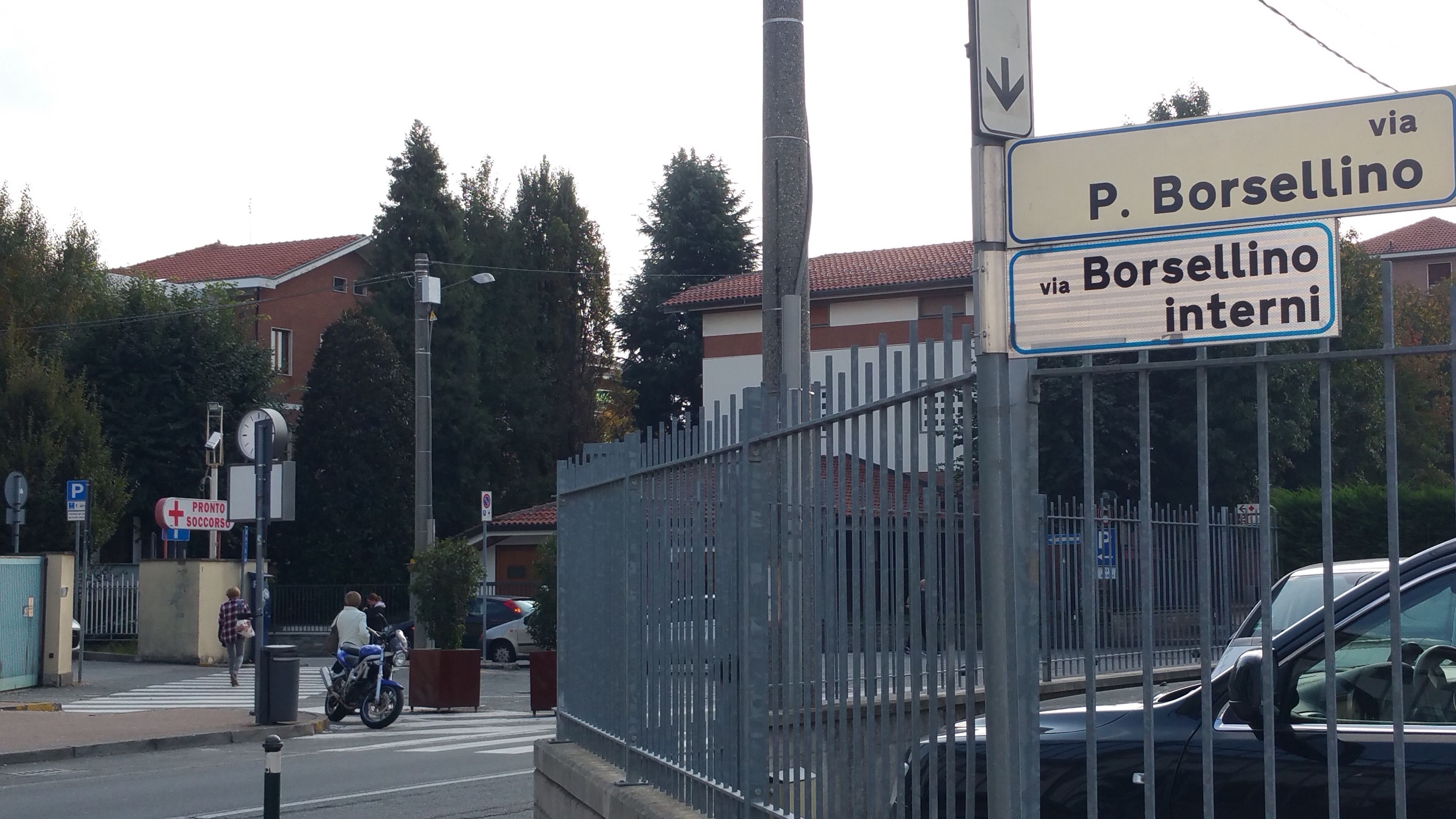 A street view with a sign for P. Borsellino via Borsellino Interni.