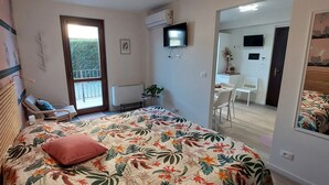 A bedroom with a bed, a window, a TV, and a chair. - B&B Le Terrazze Boutique Hotel 2 Torino (Cirie)