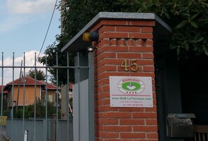 Un muro de ladrillo con un cartel que indica el número 45 y el logotipo de Bed & Breakfast.
