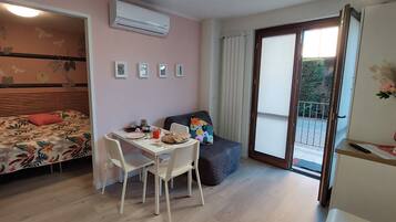 Appartamento Deluxe New Loft | Wohnbereich | 32-Zoll-Flachbildfernseher mit Satellitenempfang, Fernseher