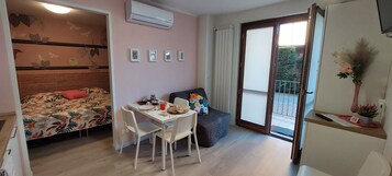 Appartamento Deluxe New Loft | 起居区 | 32-英寸纯平电视 （配备卫星频道）、电视