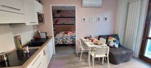 Apartament Deluxe | Cuina privada | Frigorífic gran, microones, forn i placa de cuina