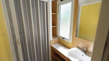 Mobil Karavan Keluarga | Kamar mandi | Shower, pengering rambut, sabun, dan sampo