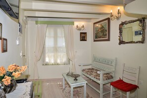 Hypo-allergenic bedding, in-room safe, individually decorated, desk - Casa della Favola - Adults Only (Chania)