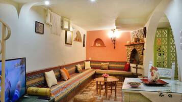 Hypo-allergenic bedding, in-room safe, individually decorated, desk