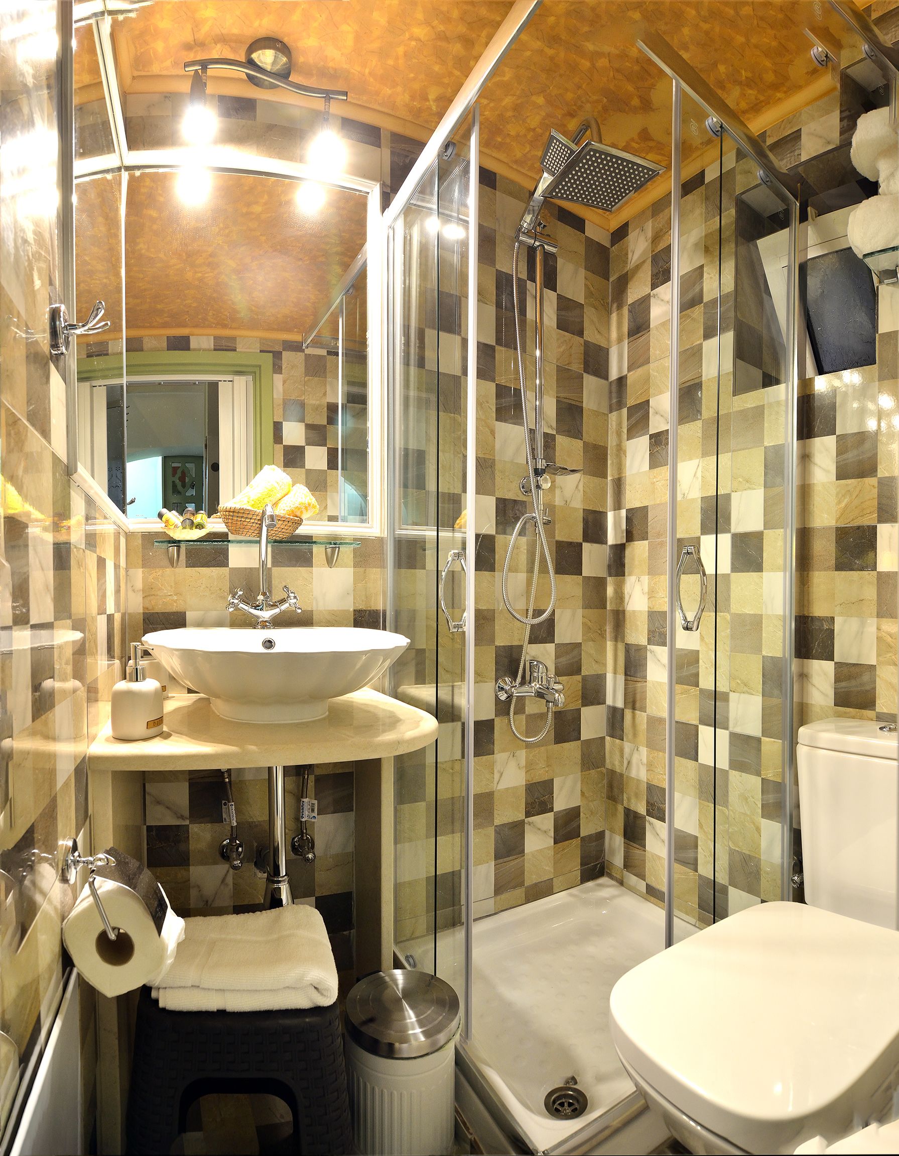 Junior Suite, 2 Single Beds (Four) | Bathroom | Free toiletries, hair dryer, slippers, towels