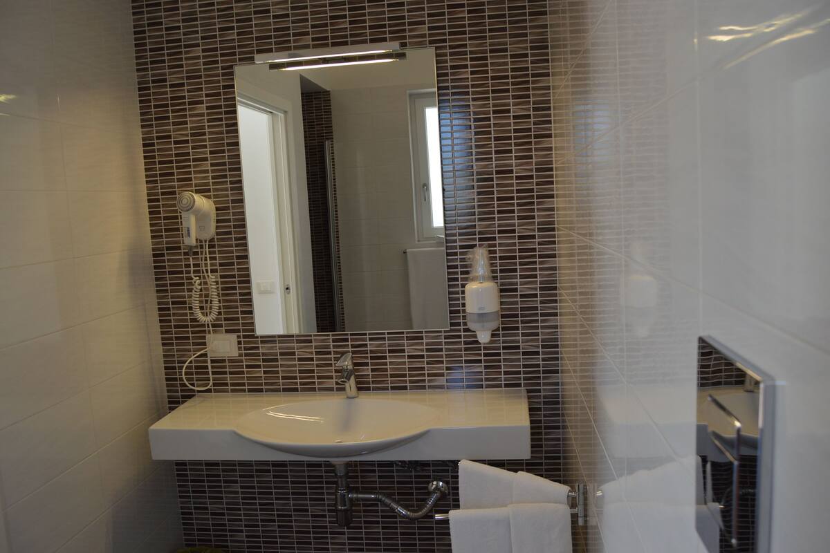 Shower, free toiletries, hair dryer, bidet