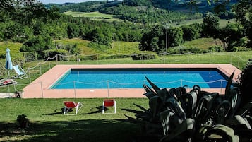 Hồ bơi ngoài trời phục vụ theo mùa