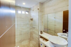 Apartamento, 1 cama de casal e sofá-cama | Banheiro | Chuveiro, produtos de toalete grátis, toalhas de banho 