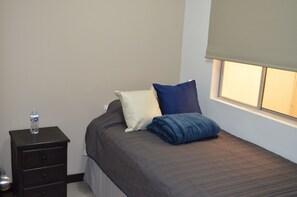 Eenvoudige tweepersoonskamer, voor 1 persoon, 1 queensize bed, niet-roken | Een strijkplank/strijkijzer, gratis wifi, beddengoed