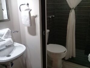 Habitación básica doble de uso individual, 1 cama de matrimonio, no fumadores | Baño | Ducha y toallas