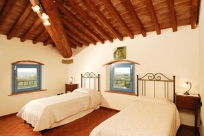 Escritorio, cunas gratuitas, wifi gratis y ropa de cama 