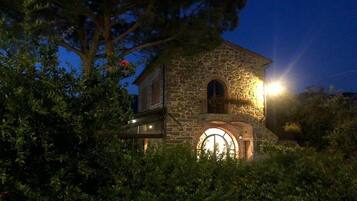 Mặt tiền nơi lưu trú - ban đêm