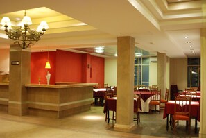 Free daily buffet breakfast  - Hotel Savoia Mendoza (Guaymallen)