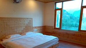 Deluxe Room, 1 Queen Bed, Smoking | Pillowtop beds, iron/ironing board (on request), WiFi (free) - Dishant cottage (Manali)