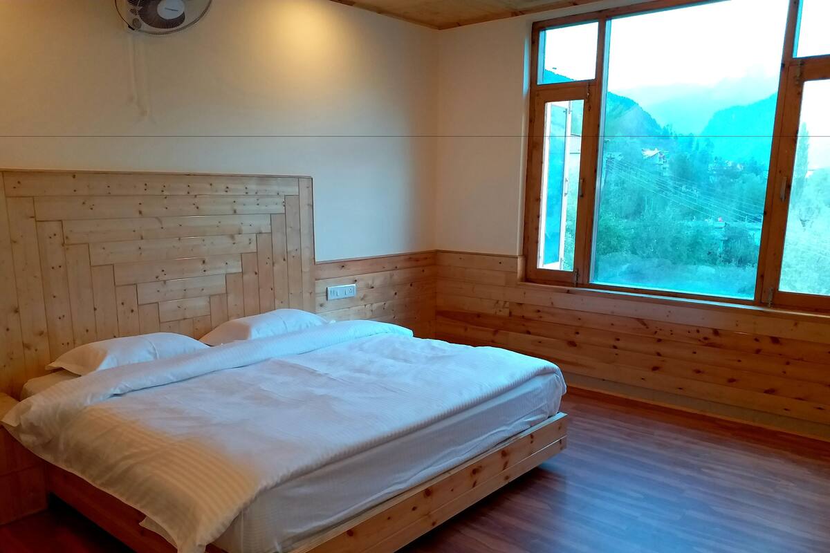 Deluxe Room, 1 Queen Bed, Smoking