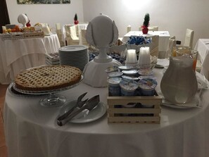 Free daily buffet breakfast