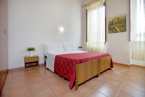 Roupas de cama premium, cofres nos quartos, escrivaninha