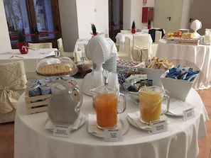 Café da manhã com buffet grátis todos os dias