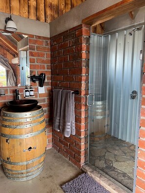 Cabaña familiar, 1 habitación, vista al viñedo | Baño | Regadera, regadera tipo lluvia, amenidades de baño gratuitas 