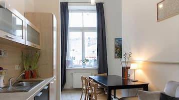 Basic Apartment, Multiple Beds, Non Smoking | Private kitchen | Full-sized fridge, microwave, oven, stovetop