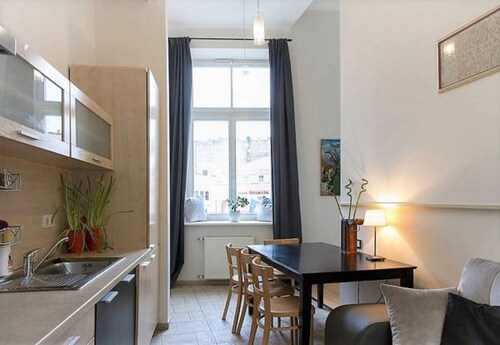 2 Bedroom Apartment near Town Hall